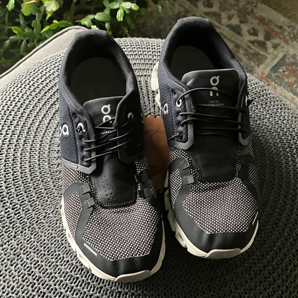 On Clouds Shoes - ON CLOUD 5 Women's Black and White Athletic Shoes size 9.5